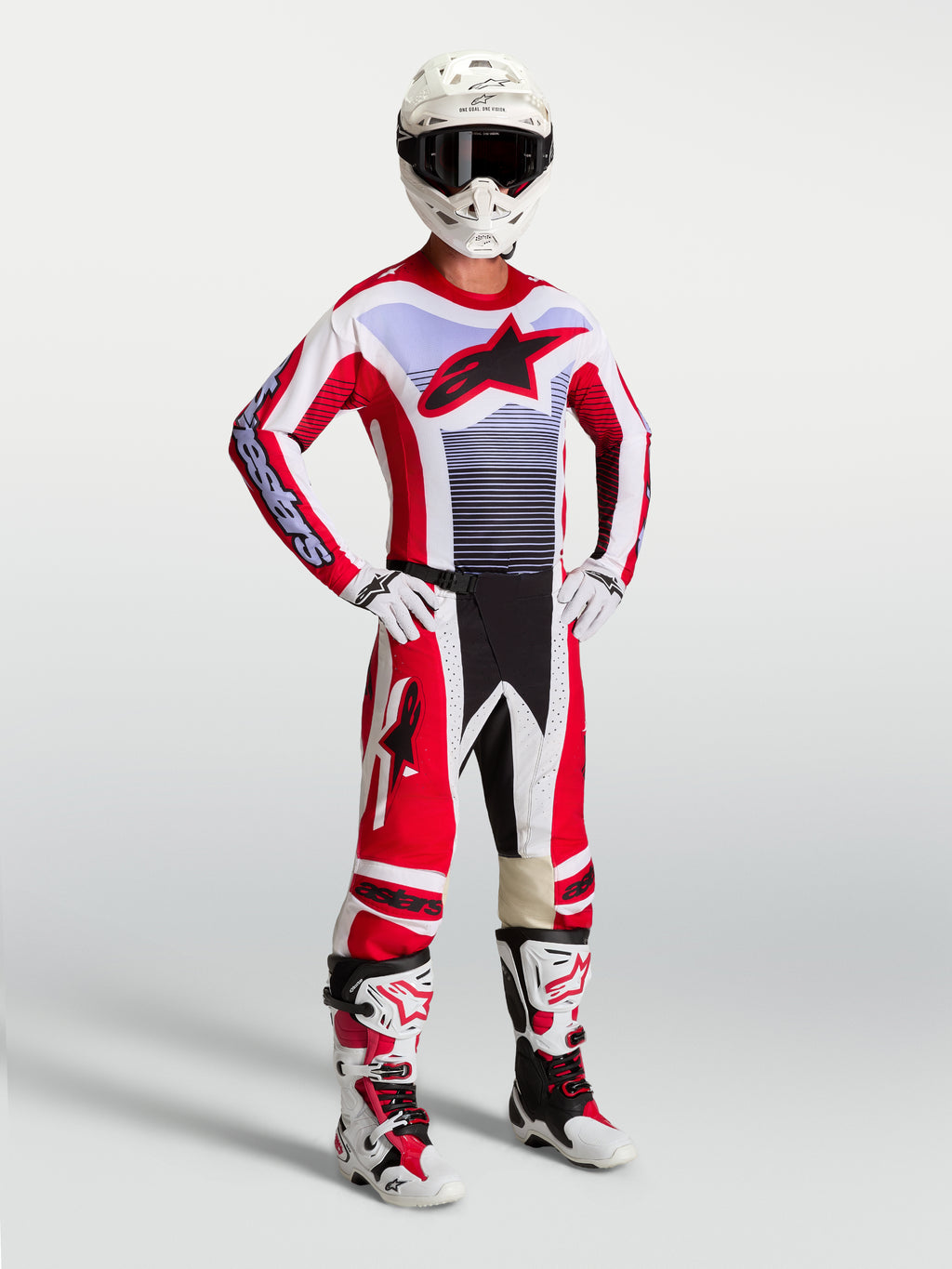 Alpinestars Techstar Maven Hose und Trikot, Motocross-Set für Herren in Rot und Weiß, inklusive passender Stiefel und Helm.