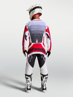 Alpinestars Techstar Maven Motocross-Hose, Rot und Weiß, athletische Rennpassform, Rückansicht am Fahrer.