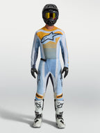 Alpinestars Techstar Maven Hose, Motocross-Hose für Herren, Hellblau und Orange, mit Rennpassform und Stretch-Zonen, getragen von einem Modell in kompletter MX-Ausrüstung.