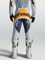 Alpinestars Techstar Maven Hose, Motocross-Hose für Herren, Blau und Orange, 600D Polygewebe, Rückansicht am Fahrer.