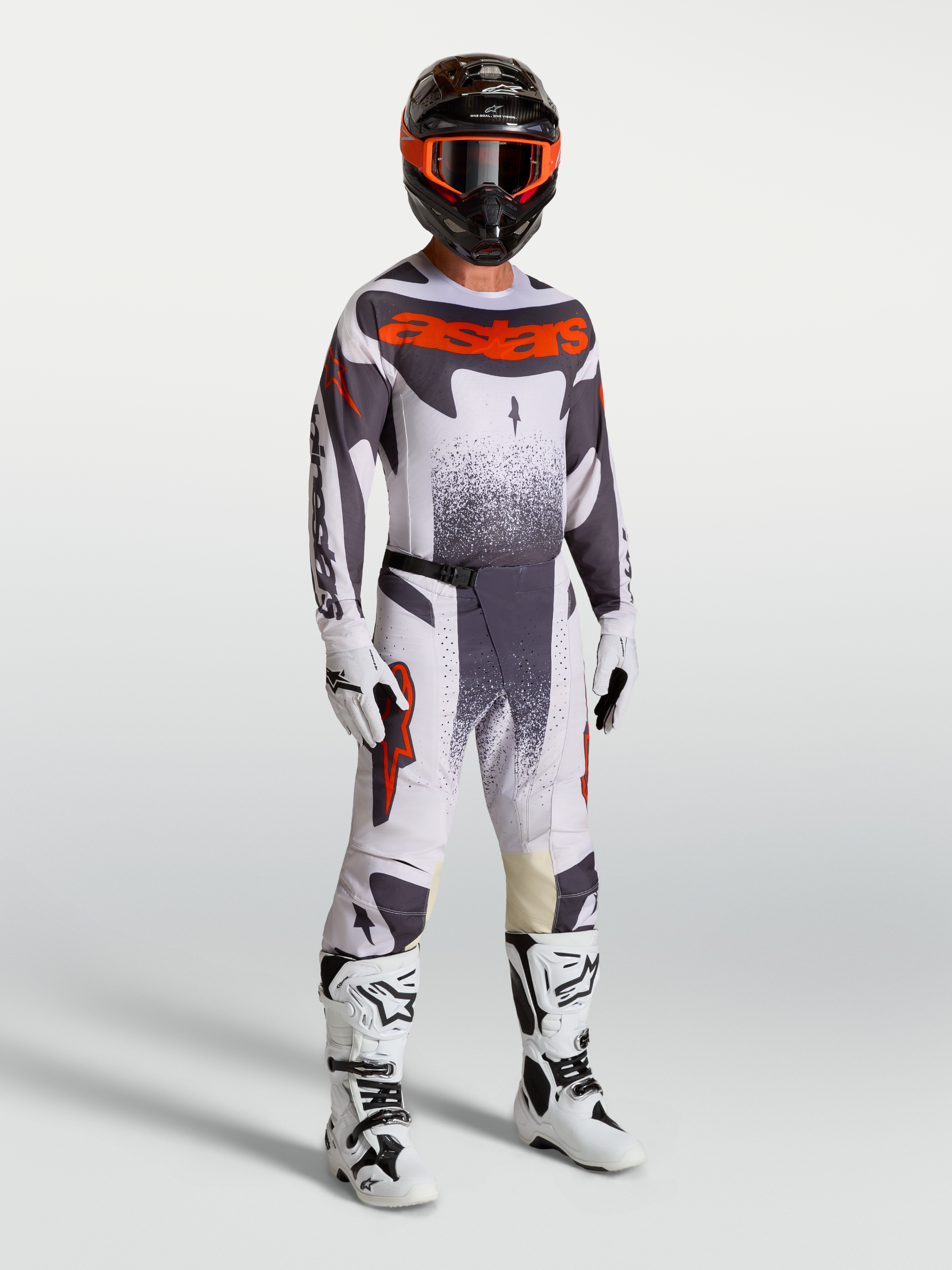 Alpinestars Techstar Swan Motocross-Set für Herren, Trikot und Hose in Helllila und Leuchtrot mit weißen Stiefeln.