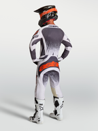 Alpinestars Techstar Swan Hose und Trikot, Herren-Motocross-Ausrüstung, Grau und Weiß mit roten Fluo-Akzenten, Rückansicht am Modell.