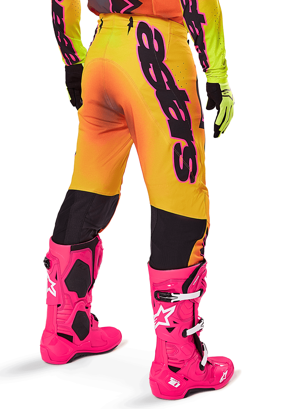 Alpinestars 2025 Supertech Lipan Ausrüstungsset, Rückansicht einer Motocross-Hose mit gelb-orangem Farbverlauf und markantem schwarzem Branding, kombiniert mit leuchtend pinken Tech 10 Stiefeln und gelben Handschuhen, professionelle Offroad-Rennausrüstung