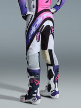 Alpinestars 2026 Supertech AFD Vista Hose, Motocross-Hose, Weiß, Lila und Schwarz mit pinkfarbenen Akzenten, Rückansicht kombiniert mit passendem Trikot und Tech 10 Stiefeln, mit markanten Logo-Grafiken und Hochleistungsmaterialien für den Elite-Offroad-Rennsport.