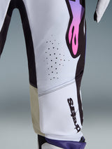 Alpinestars 2026 Supertech AFD Vista Hose, Motocross-Hose, Weiß, Lila und Schwarz, Nahaufnahme mit lasergeschnittenen Belüftungslöchern, vertikalem Alpinestars-Logo und beigen Innenknie-Paneelen, Performance-Rennausrüstung
