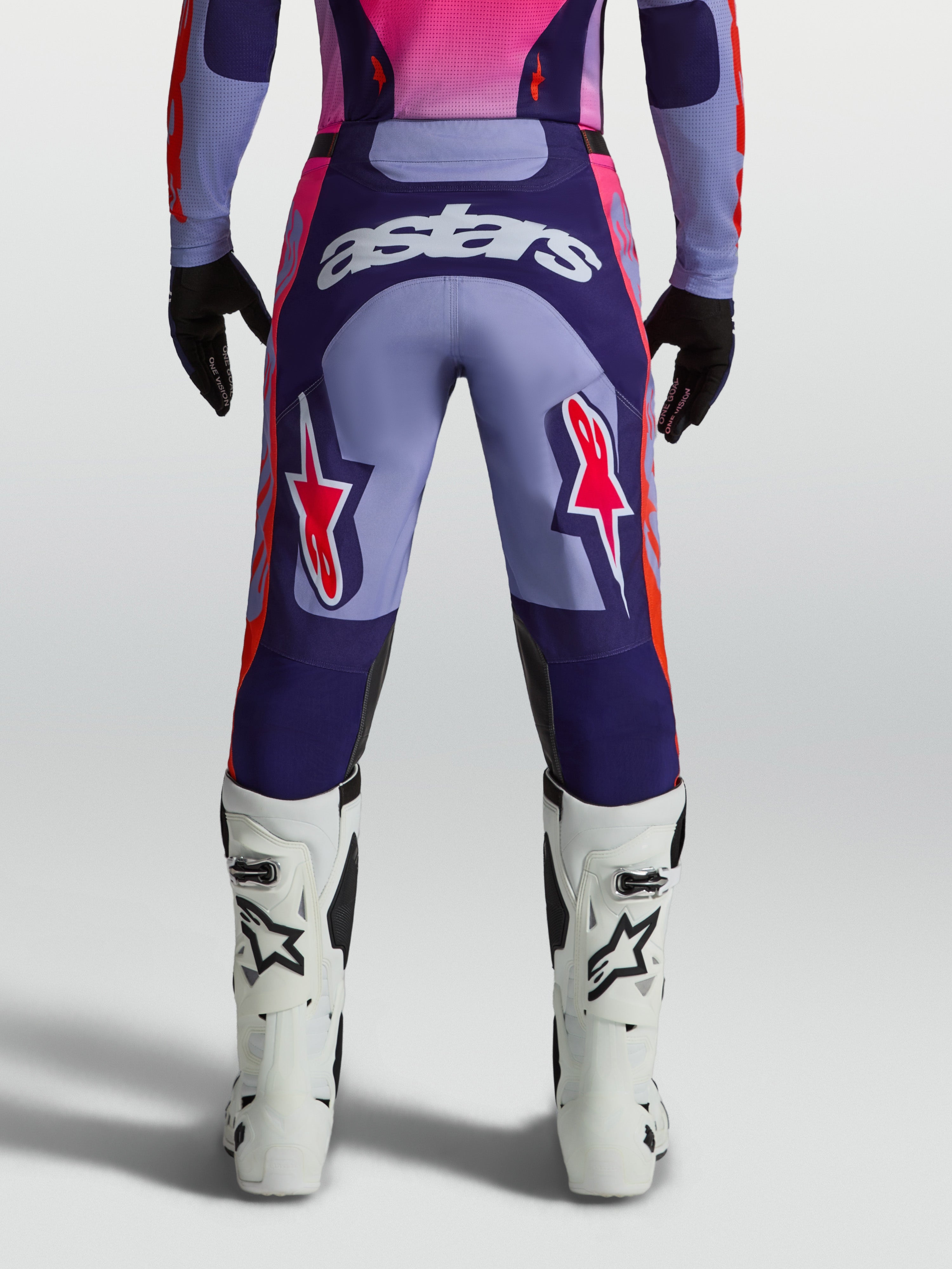 Alpinestars Racer Air Hunt Hose, Motocross-Hose für Herren, Lila und Pink, Rückansicht am Model mit belüfteten Mesh-Einsätzen.
