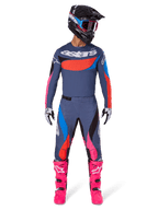 Alpinestars 2025 Techstar Dreem Hose, Motocross-Hose, Grau Mehrfarbig mit pinken und blauen Akzenten, getragen von einem Fahrer mit passendem Trikot, schwarzem Helm und leuchtend pinken Stiefeln, komplette Hochleistungs-Offroad-Rennausrüstung