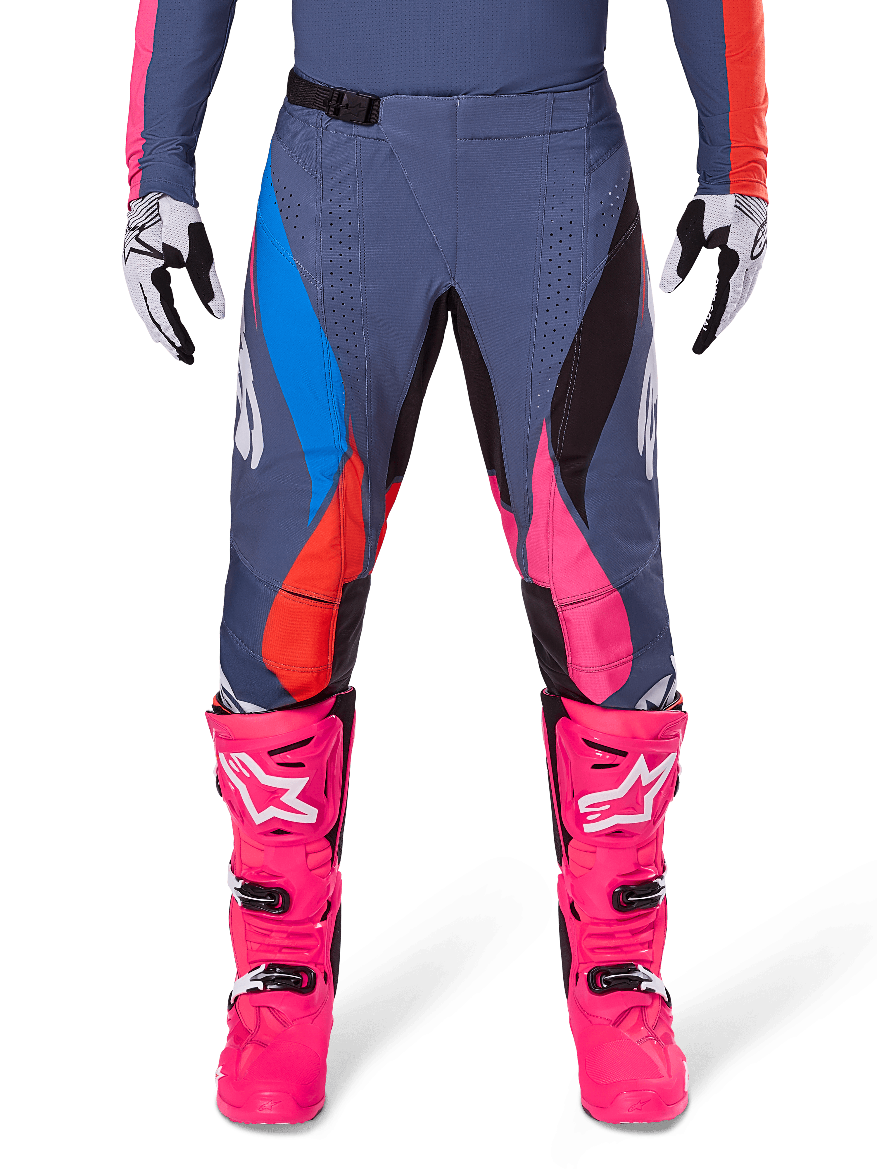 Alpinestars 2025 Techstar Dreem Hose, Motocross-Hose, Grau Mehrfarbig mit blauen, pinken und orangefarbenen Akzenten, getragen mit leuchtend pinken Stiefeln und weiß-schwarzen Handschuhen, mit lasergeschnittenen Perforationen an den Oberschenkeln und einer magnetischen Taillenschnalle, athletische Race-Fit-Ausrüstung für Offroad-Wettbewerbe