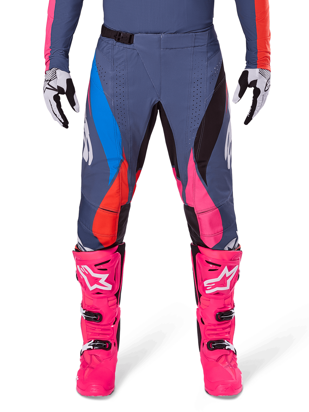 Alpinestars 2025 Techstar Dreem Hose, Motocross-Hose, Grau Mehrfarbig mit pinken, blauen und orangefarbenen Akzenten, getragen mit leuchtend pinken Motocross-Stiefeln und passendem Trikot, athletische Race-Passform mit lasergeschnittenen Belüftungslöchern