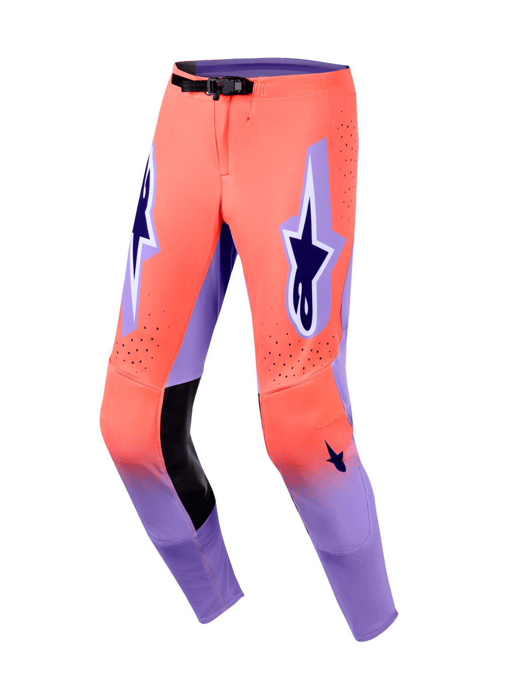 Alpinestars 2026 Supertech Scenz Hose, Motocross-Hose, Hot Coral und Lila, mit schwarzen Leder-Innenknie-Panels, markanten dunkellila A-Star-Logos auf den Oberschenkeln, lasergeschnittenen Perforationen und einem schwarzen magnetischen Taillenverschluss.