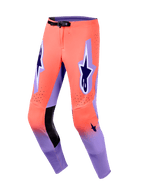 Alpinestars 2026 Supertech Scenz Hose, Motocross-Hose, Hot Coral und Lila, mit schwarzen Leder-Innenknie-Panels, markanten dunkellila A-Star-Logos auf den Oberschenkeln, lasergeschnittenen Perforationen und einem schwarzen magnetischen Taillenverschluss.