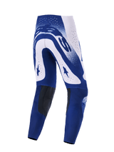 Alpinestars 2026 Supertech Scenz Hose, Motocross-Hose, Hellgrau und Dunkelblau, Rückansicht mit auffälligen weißen und blauen Grafiken und großen Alpinestars-Logos, sportliche Passform mit dunklen Knieinnenseiten-Panels.