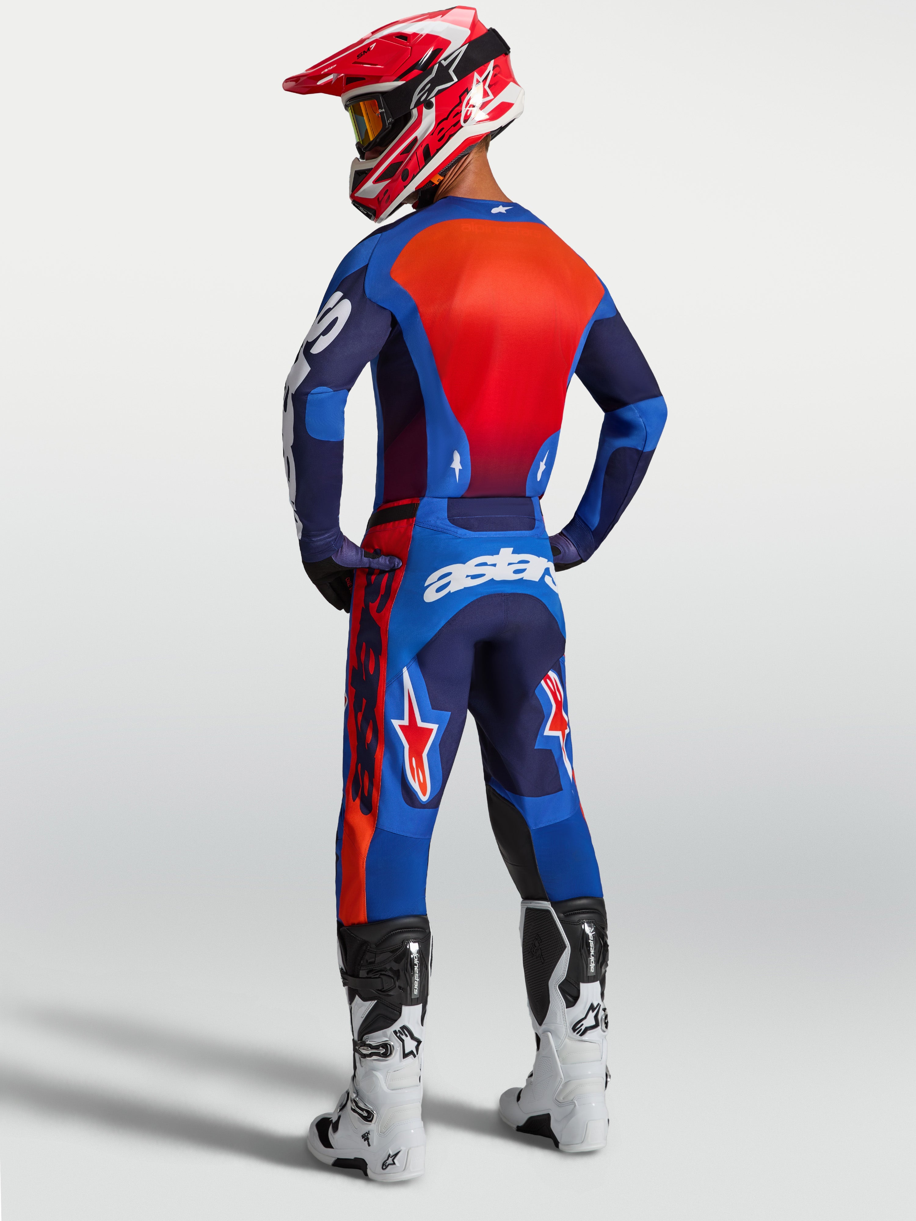 Alpinestars Racer Hunt Hose, Herren-Motocross-Hose in Blau und Rot, Rückansicht mit ergonomischer vorgekrümmter Passform.