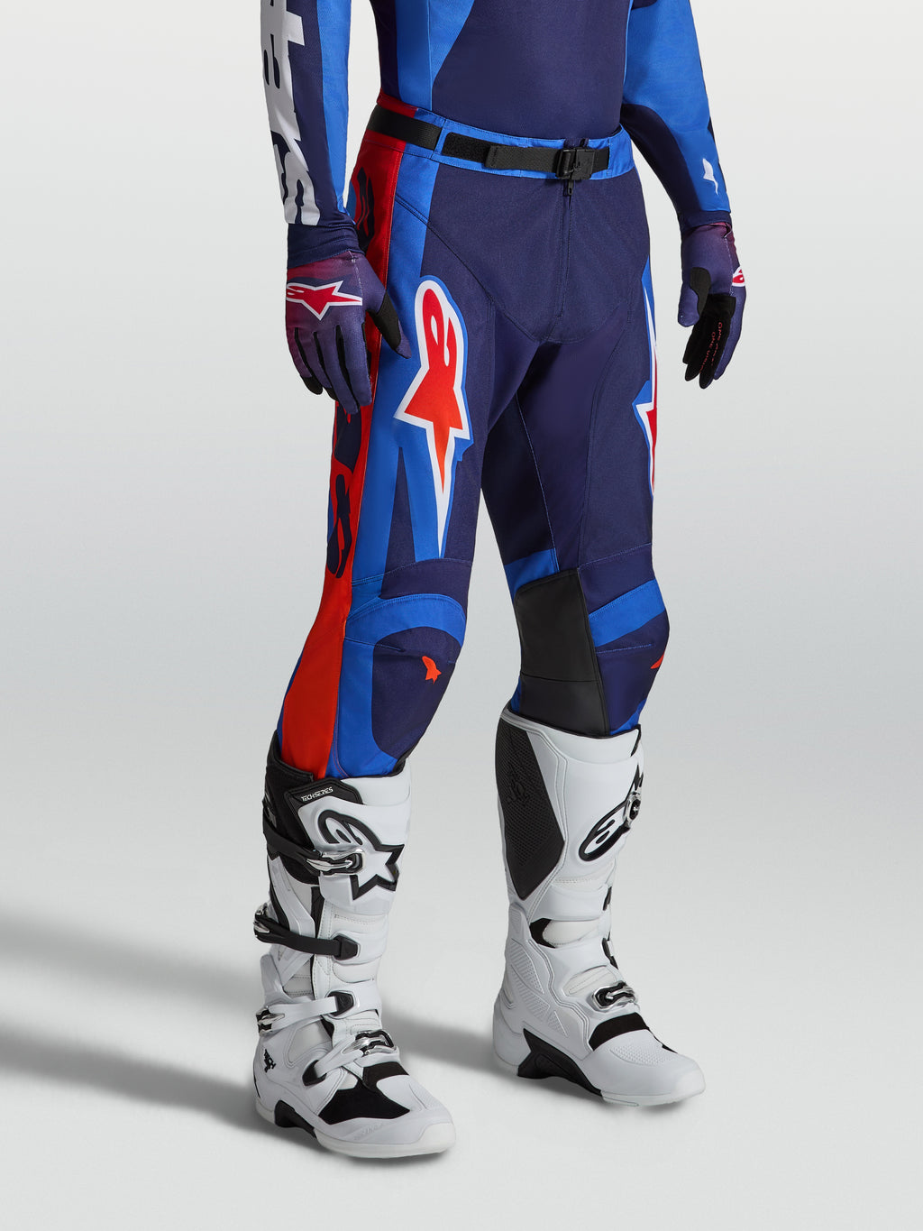 Alpinestars Racer Hunt Hose, Motocross-Hose für Herren, Blau und Rot, ergonomische Rennpassform aus robustem 600D-Polygewebe.
