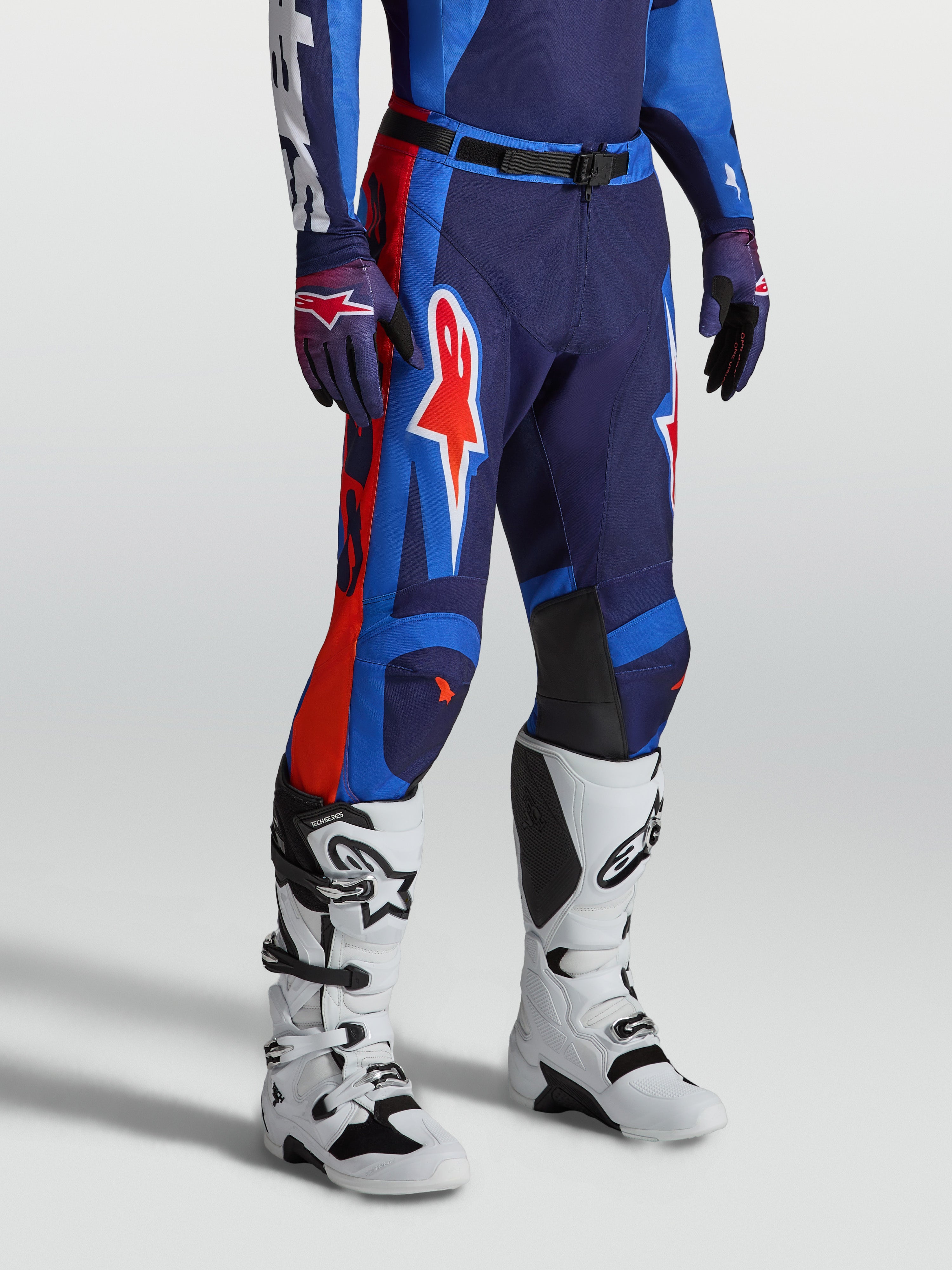 Alpinestars Racer Hunt Hose, Motocross-Hose für Herren, Blau und Rot, ergonomische Rennpassform aus robustem 600D-Polygewebe.