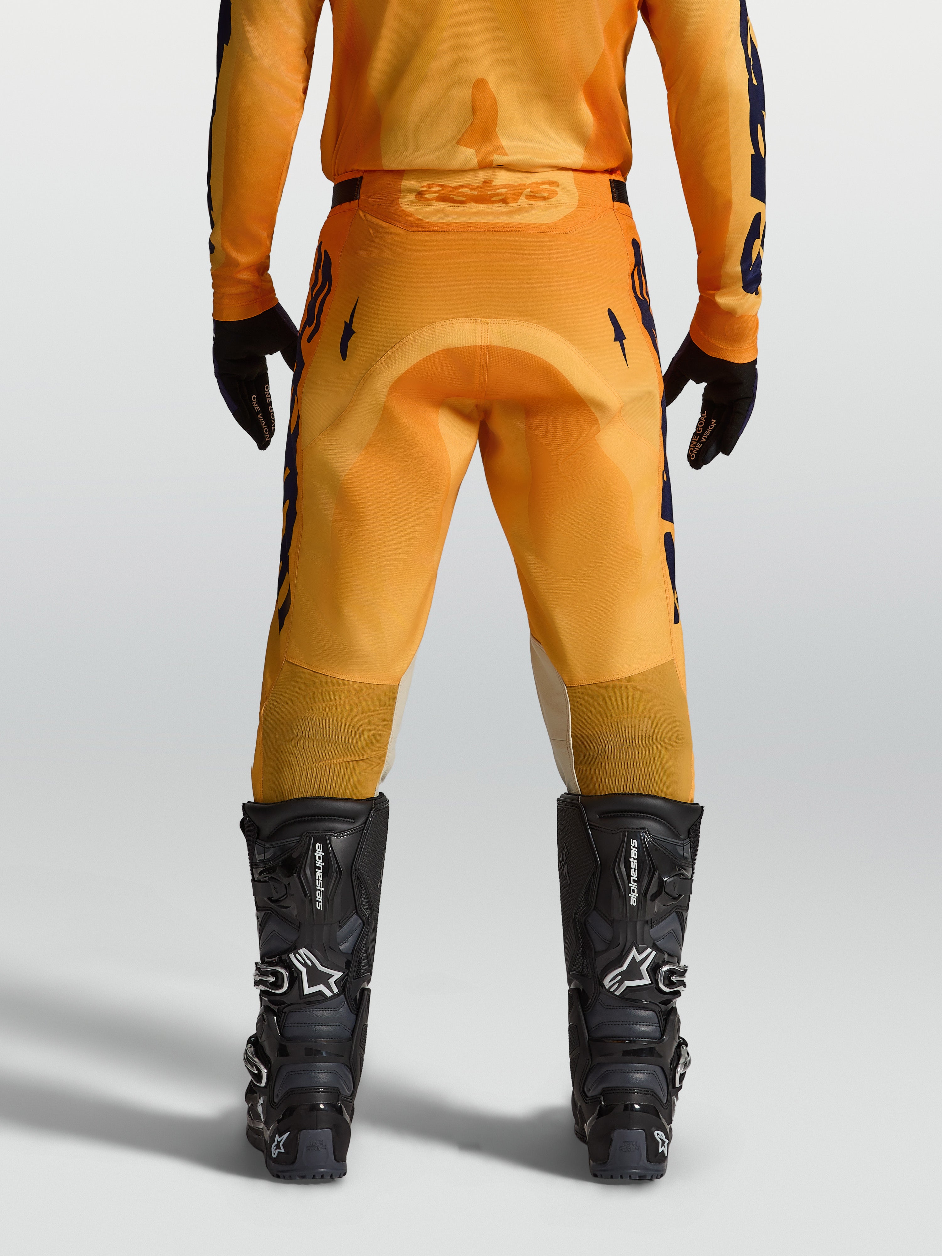 Alpinestars Racer Amber Hose, Motocrosshose für Herren, Orange und Dunkelblau, verstärkter Gesäßbereich, Rennpassform, Rückansicht am Model