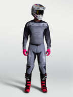 Alpinestars Racer Amber Hose, Motocrosshose für Herren, Grau mit Akzenten in Helllila, vorgekrümmte Rennpassform.