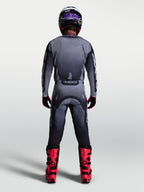 Alpinestars Racer Amber Hose, Motocross-Set für Herren, Rückansicht in Grau und Helllila mit roten Stiefeln, sportliche Rennpassform für Offroad-Fahrten.