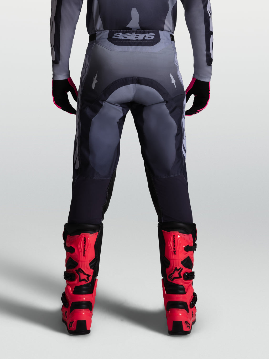 Alpinestars Racer Amber Hose, Herren-Motocrosshose in Grau und Dunkelgrau, strapazierfähiges 600D-Polygewebe, Rückansicht.