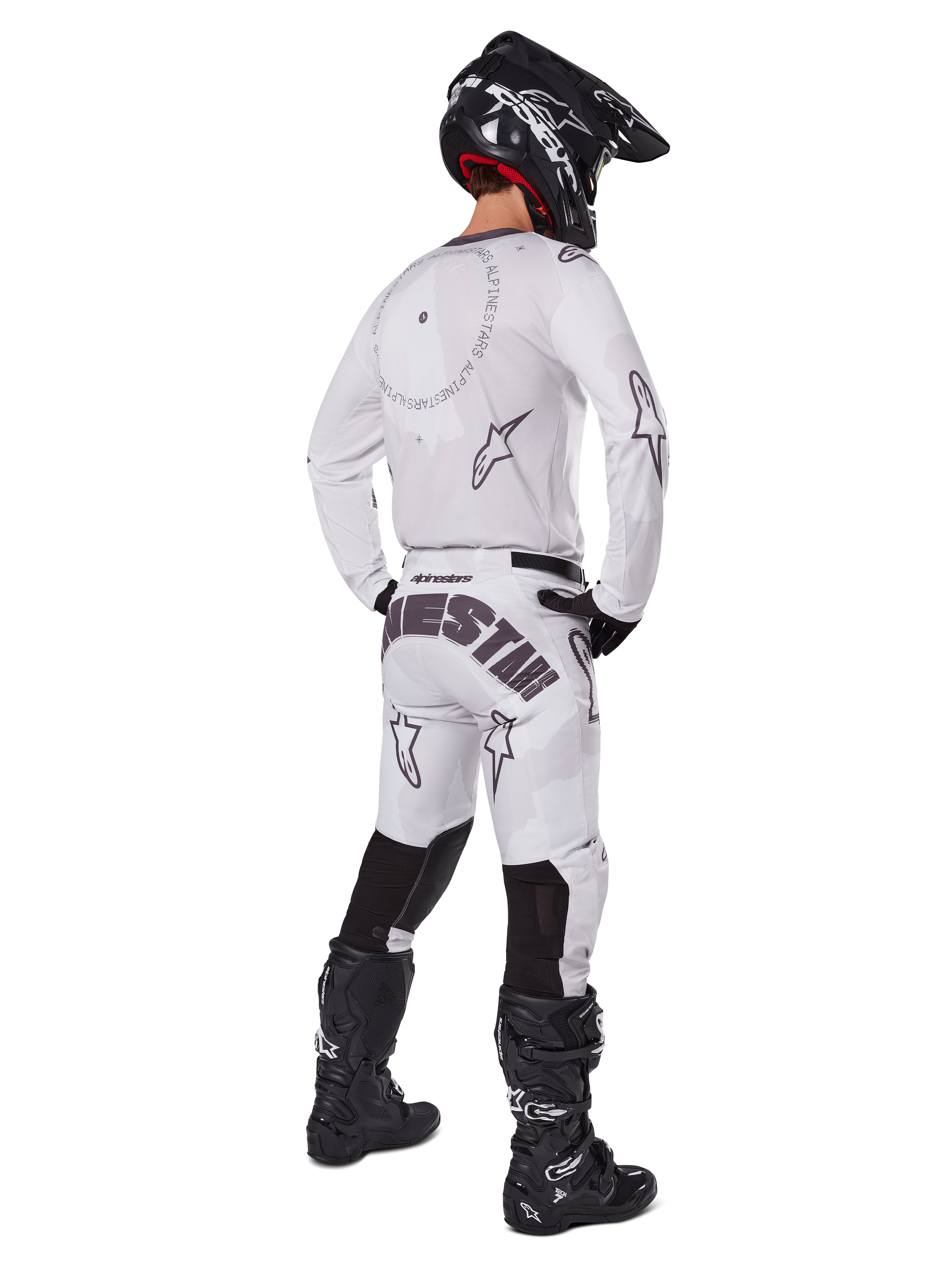 Alpinestars 2025 Racer Hollow Hose, Motocross-Hose, Hellbraun Camouflage und Weiß, Rückansicht mit markantem schwarzem Branding am Gesäß und Stern-Logos, getragen mit passendem Trikot, schwarzen Stiefeln und schwarzem Helm für einen kompletten Offroad-Renn-Look