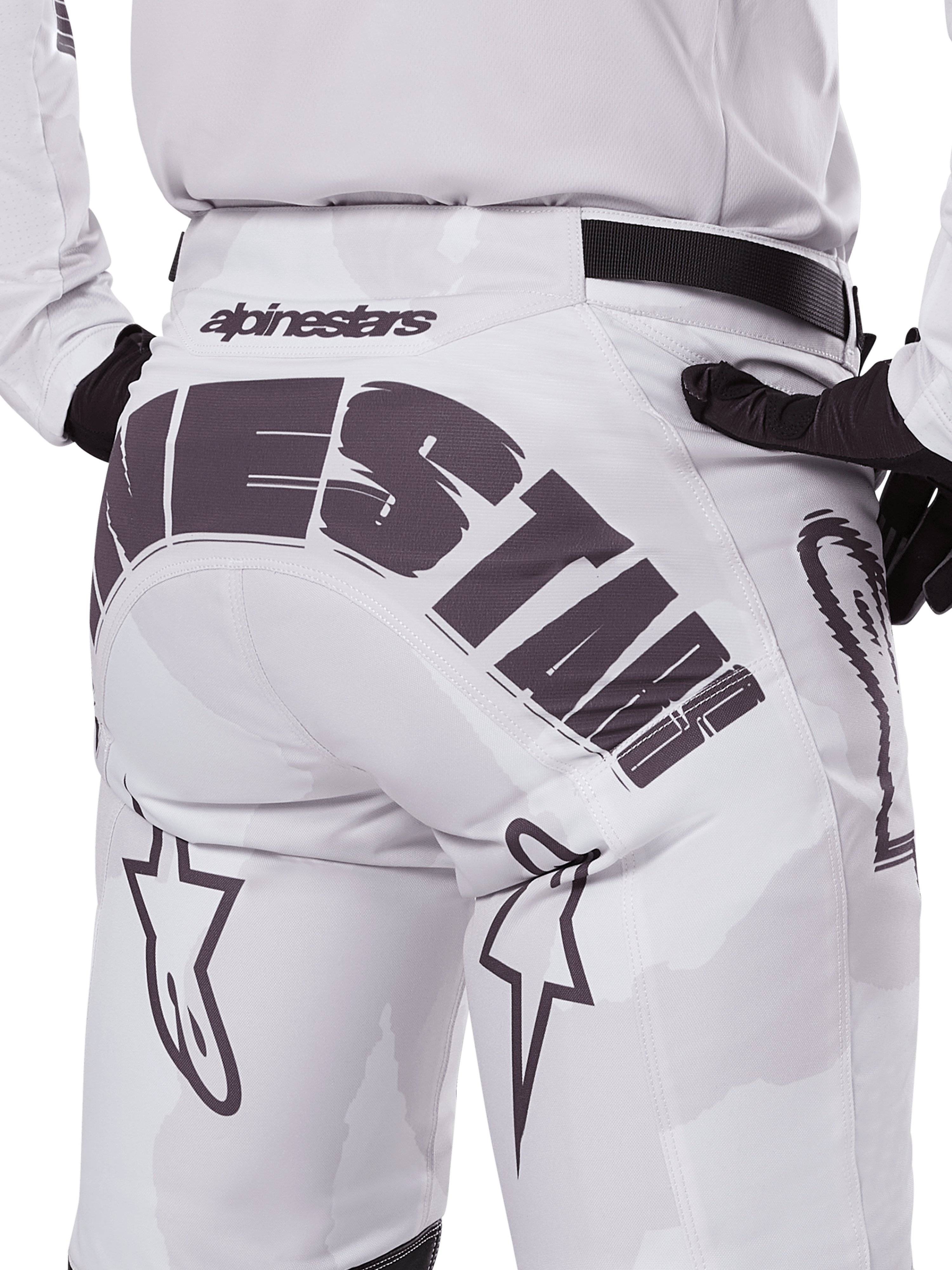 Alpinestars 2025 Racer Hollow Hose, Motocross-Hose, Light Camo Brown, Nahaufnahme der Rückansicht mit großem Alpinestars-Branding auf dem Gesäß, Stern-Logos auf den Beinen und einem schwarzen verstellbaren Taillenband, entwickelt für den Offroad-Rennsport