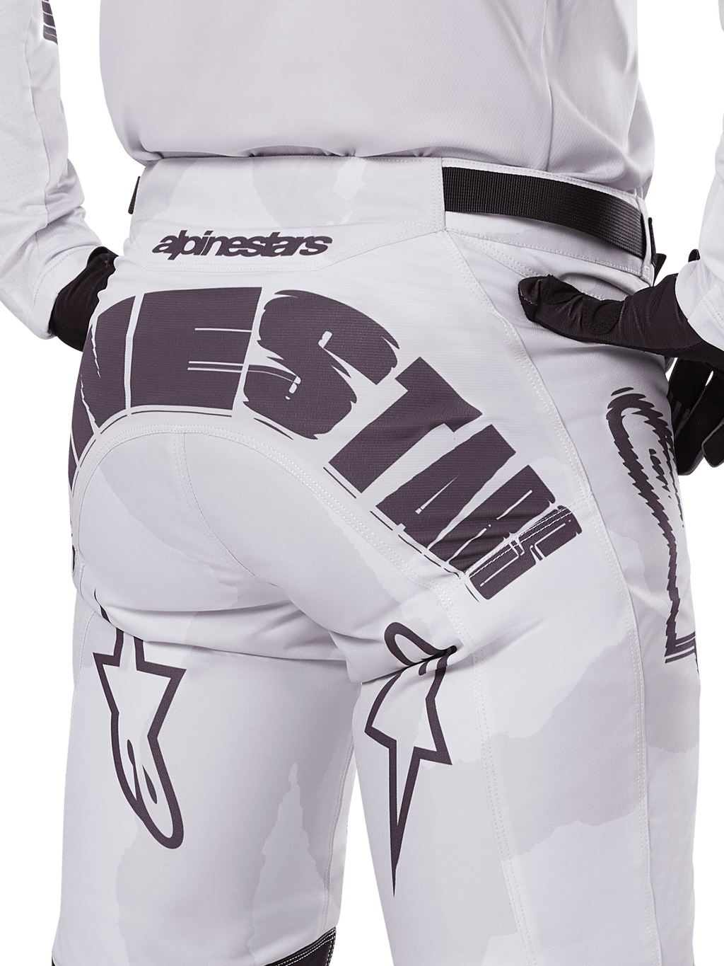 Alpinestars 2025 Racer Hollow Hose, Motocross-Hose, Weiß und Hell-Camo, mit auffälligem schwarzem Alpinestars-Branding am Gesäß, Rückansicht, getragen mit passendem Trikot und schwarzen Handschuhen