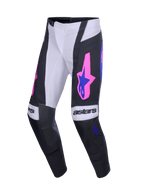 Alpinestars 2026 Techstar Knif Hose, Motocross-Hose, Schwarz und Hellgrau mit lila und leuchtend pinken Akzenten, auffälliges „astars“-Branding auf den Knien, Stern-Logos auf den Oberschenkeln, ergonomischer Rennschnitt für Performance-Offroad-Fahrten.
