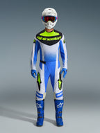 Alpinestars 2026 Techstar Knif Hose, Motocross-Hose, UCLA Blue, Schwarz und Gelb Fluo, Teil eines kompletten Rennausrüstungs-Sets mit passendem Jersey, blauen Stiefeln, blauen Handschuhen und weißem Helm, sportliche Rennpassform mit markantem Alpinestars-Branding.