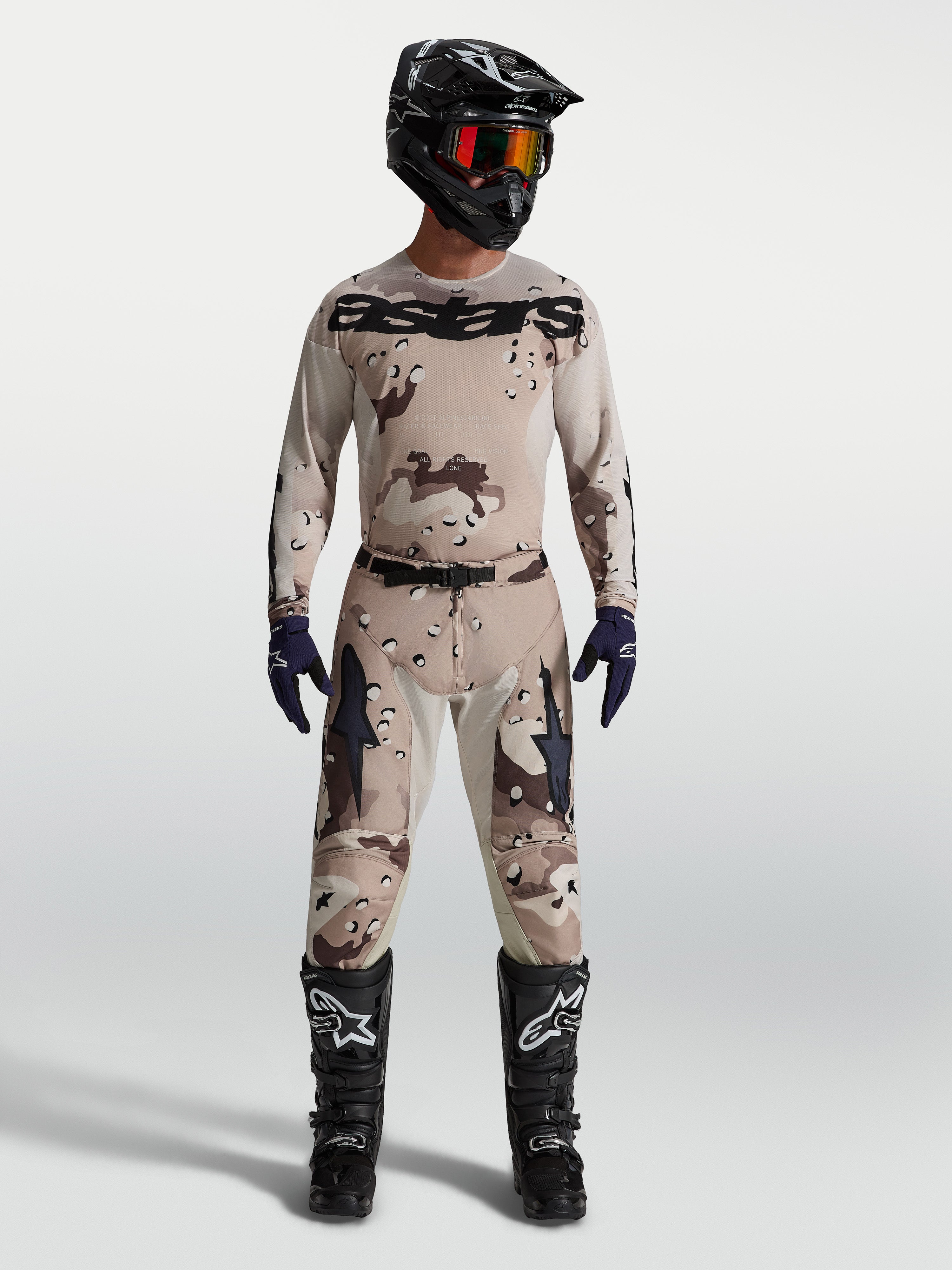 Alpinestars Racer Lone Hose und Trikot, Motocross-Set für Herren in Desert Camo Schwarz mit Stiefeln.