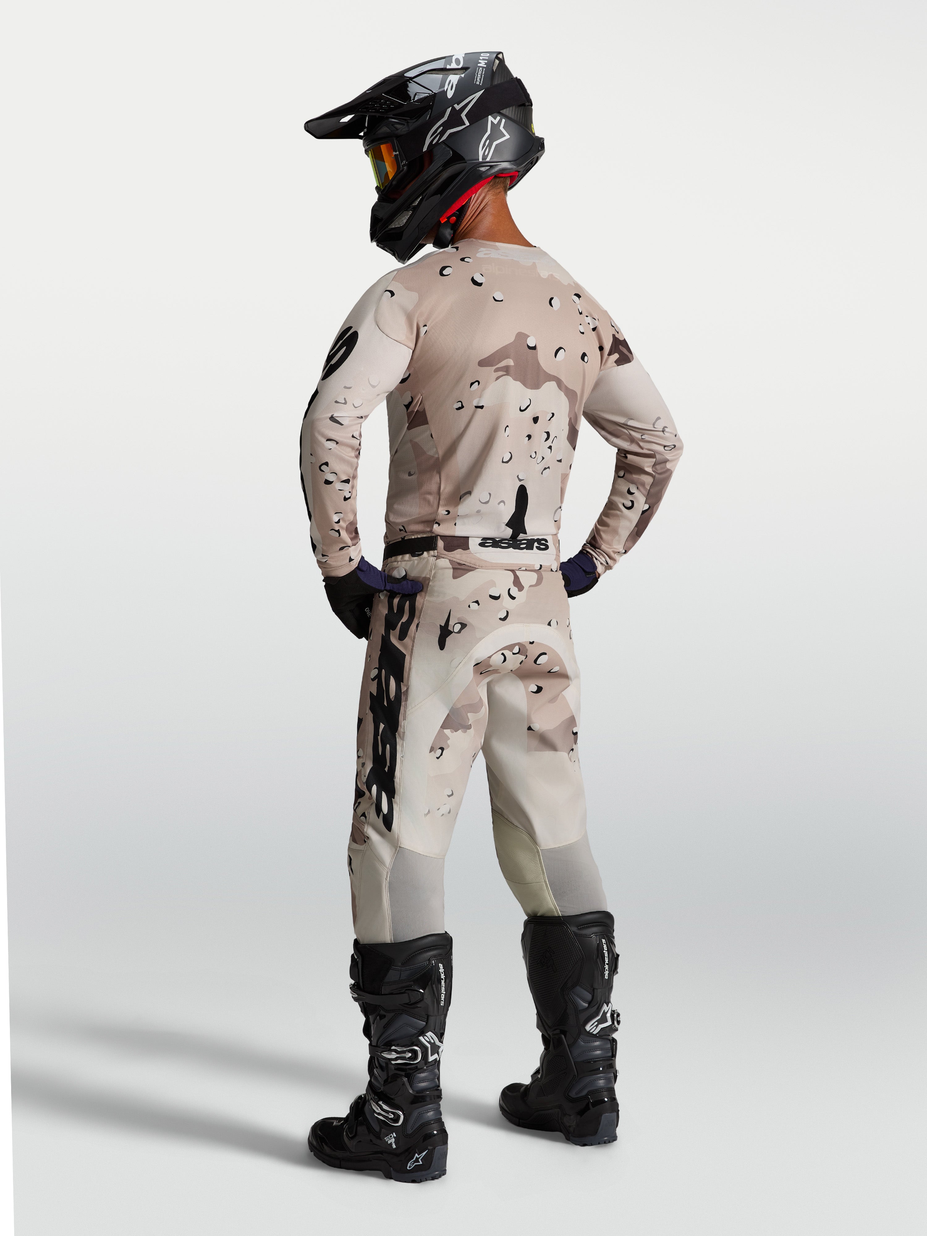 Alpinestars Racer Lone Hose, Motocross-Hose für Herren, Desert-Camo und Schwarz, 600D-Polygewebe, Rückansicht am Model.