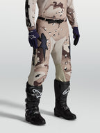 Alpinestars Racer Lone Hose, Herren-Motocross-Hose in Desert Camo, 600D-Polygewebe und Leder-Innenknieeinsätze.