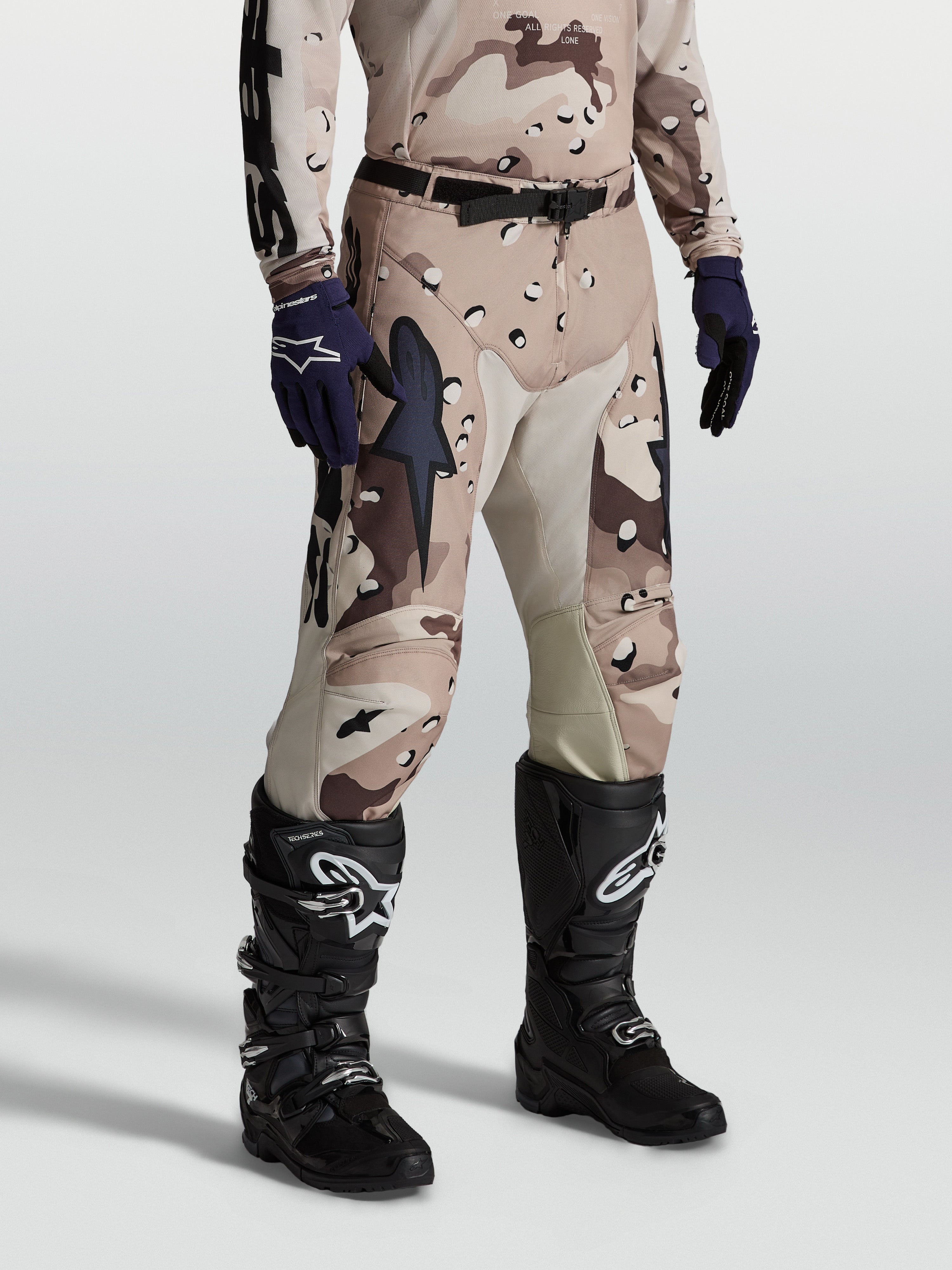 Alpinestars Racer Lone Hose, Herren-Motocross-Hose in Desert Camo, 600D-Polygewebe und Leder-Innenknieeinsätze.