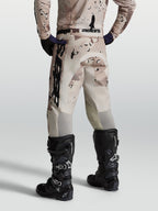 Alpinestars Racer Lone Hose, Motocross-Hose für Herren in Desert Camo, Polygewebe mit Stretch-Einsätzen, Rückansicht.