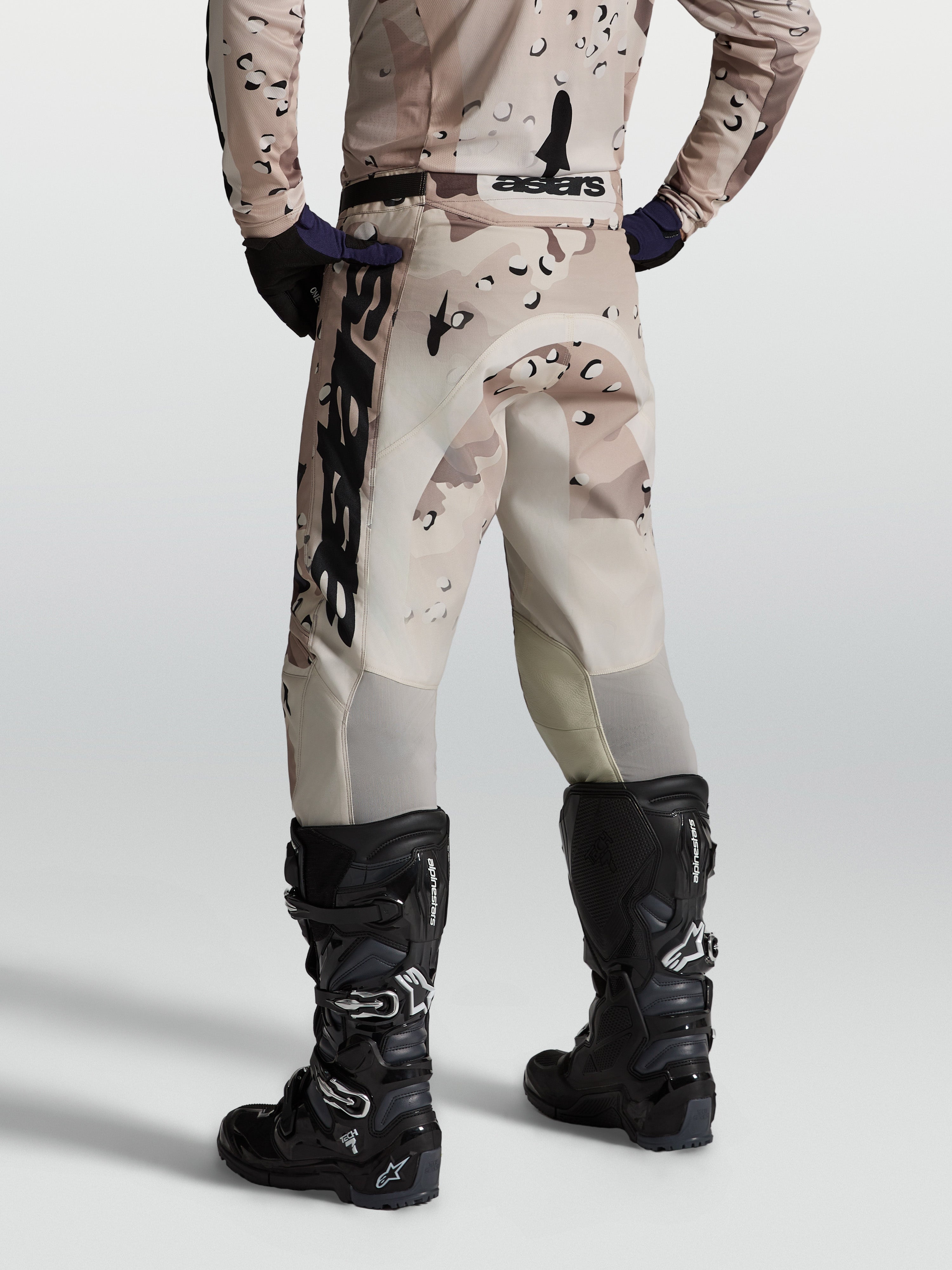 Alpinestars Racer Lone Hose, Motocross-Hose für Herren in Desert Camo, Polygewebe mit Stretch-Einsätzen, Rückansicht.