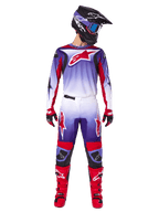 Alpinestars 2025 Fluid Wurx Gear Set, Motocross-Fahrer in lila, weißem und leuchtend rotem Trikot und Hose, schwarzer Helm mit blauer Brille, rote Motocross-Stiefel und passende Handschuhe, sportliches Renndesign für Offroad-Performance