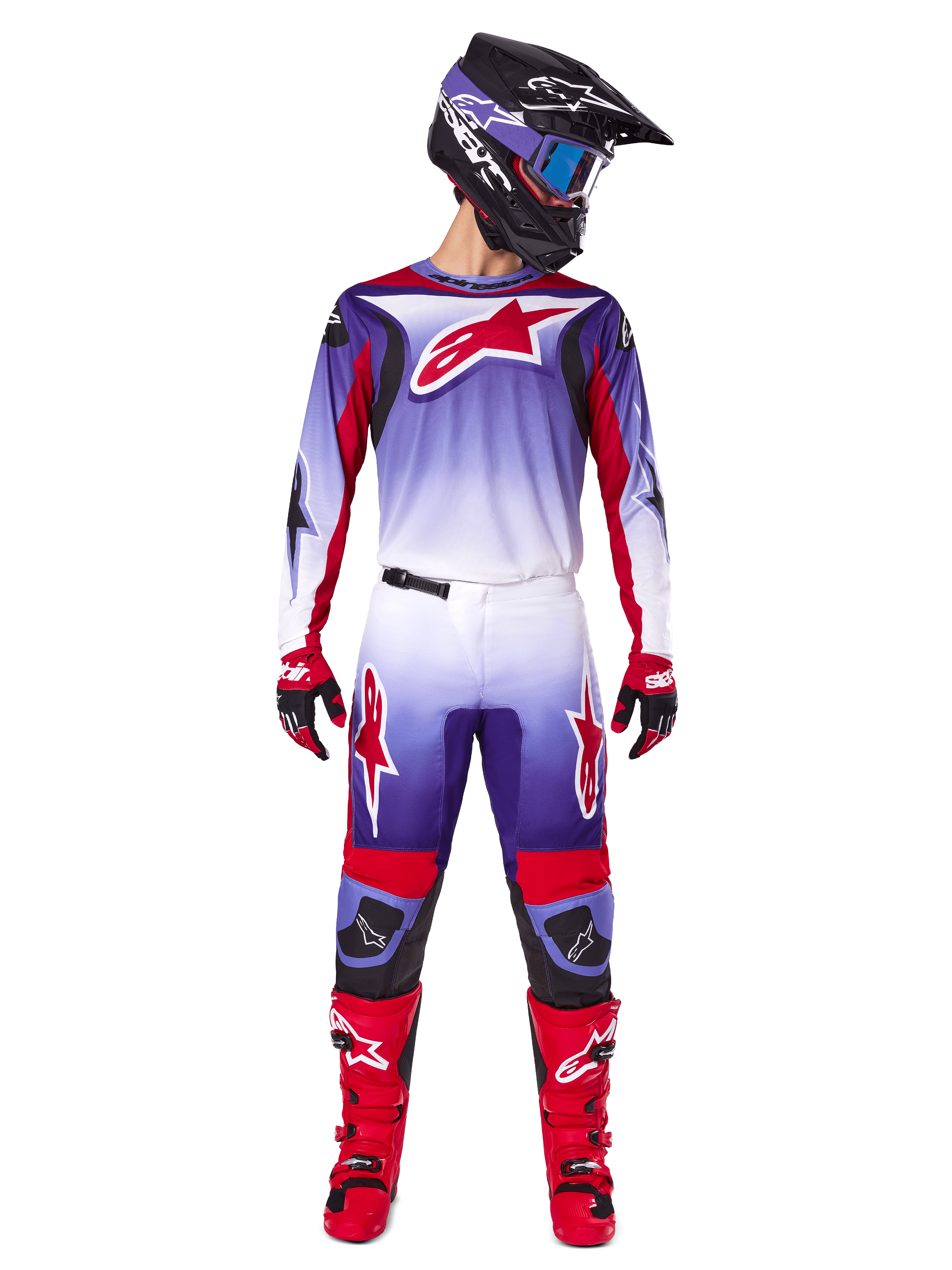 Alpinestars 2025 Fluid Wurx Gear Set, Motocross-Fahrer in lila, weißem und leuchtend rotem Trikot und Hose, schwarzer Helm mit blauer Brille, rote Motocross-Stiefel und passende Handschuhe, sportliches Renndesign für Offroad-Performance