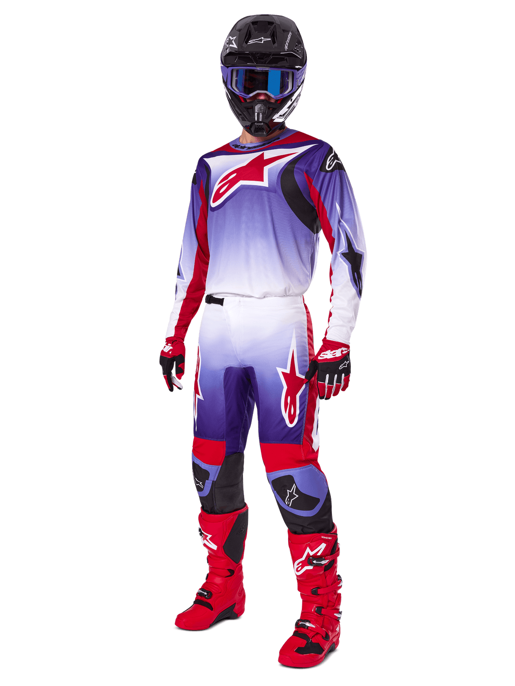 Motocross-Fahrer in kompletter Rennausrüstung, 2025 Fluid Wurx Hose und passendes Trikot in Lila, leuchtendem Rot und Weiß, großes rotes Alpinestars-Logo, rote Stiefel und Handschuhe, schwarzer Helm mit blauer Brille, abgestimmtes Outfit für den Offroad-Rennsport
