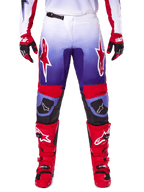 Alpinestars 2025 Fluid Wurx Hose, Motocross-Hose, Lila und Hellrot, getragen mit passenden roten Stiefeln und Handschuhen, mit weißen Logos auf den Oberschenkeln und schwarzen Knieverstärkungen, Performance-Ausrüstung für den Offroad-Einsatz
