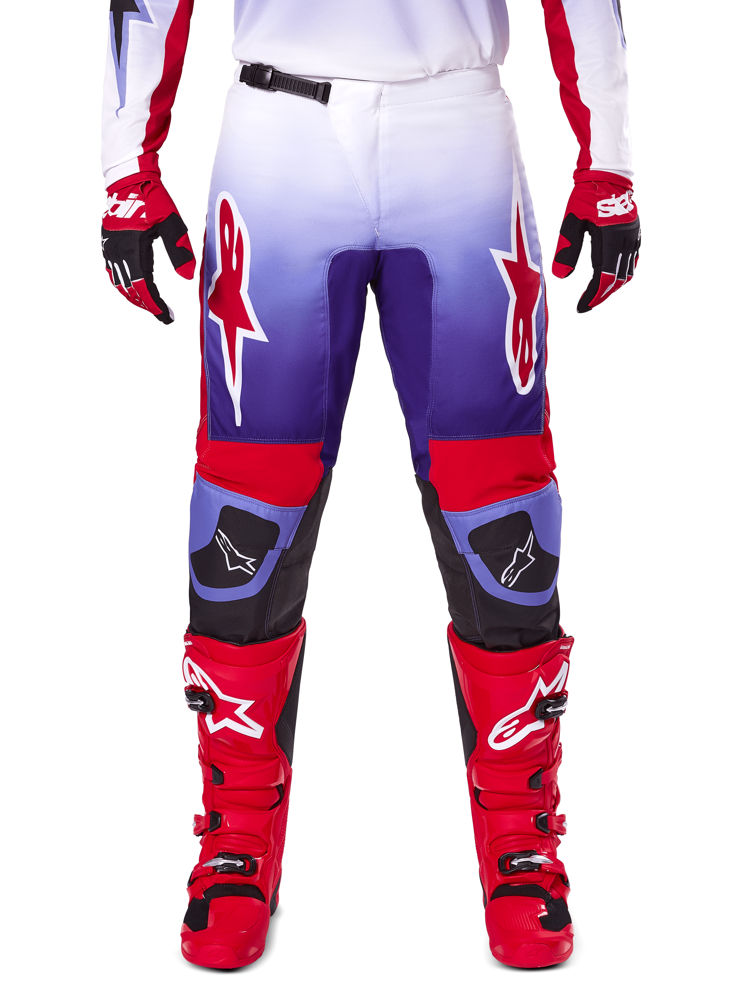 Alpinestars 2025 Fluid Wurx Hose, Motocross-Hose, Lila und Hellrot, getragen mit passenden roten Stiefeln und Handschuhen, mit weißen Logos auf den Oberschenkeln und schwarzen Knieverstärkungen, Performance-Ausrüstung für den Offroad-Einsatz