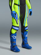 Alpinestars 2026 Techstar Nomur Hose, Motocross-Hose, Gelb Fluo, Dunkelblau und UCLA-Blau, kombiniert mit passenden blauen Stiefeln und Handschuhen, mit markanten weißen Logos und verstärkten Einsätzen, professionelle Offroad-Rennausrüstung