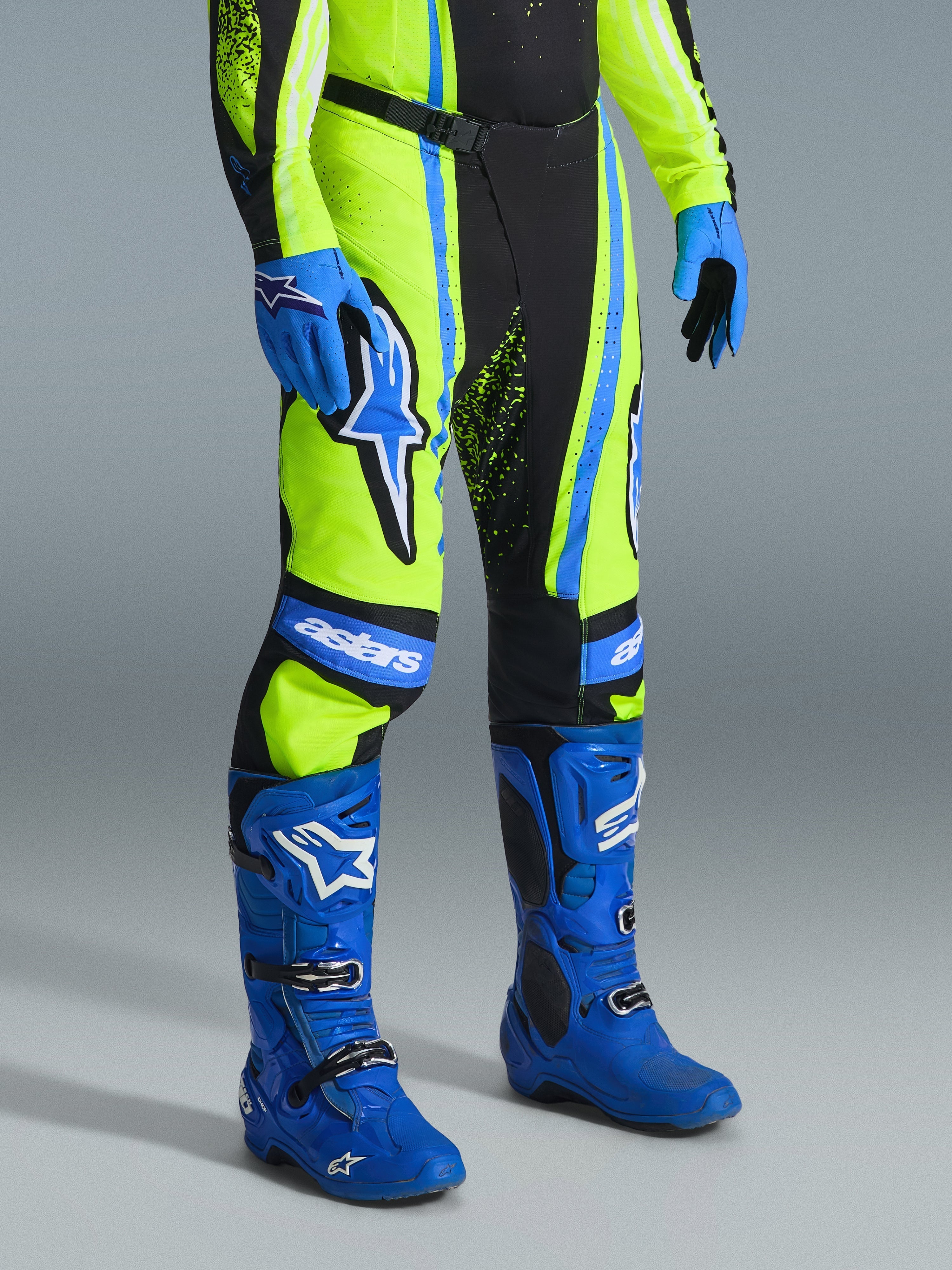 Alpinestars 2026 Techstar Nomur Hose, Motocross-Hose, Gelb Fluo, Dunkelblau und UCLA-Blau, kombiniert mit passenden blauen Stiefeln und Handschuhen, mit markanten weißen Logos und verstärkten Einsätzen, professionelle Offroad-Rennausrüstung
