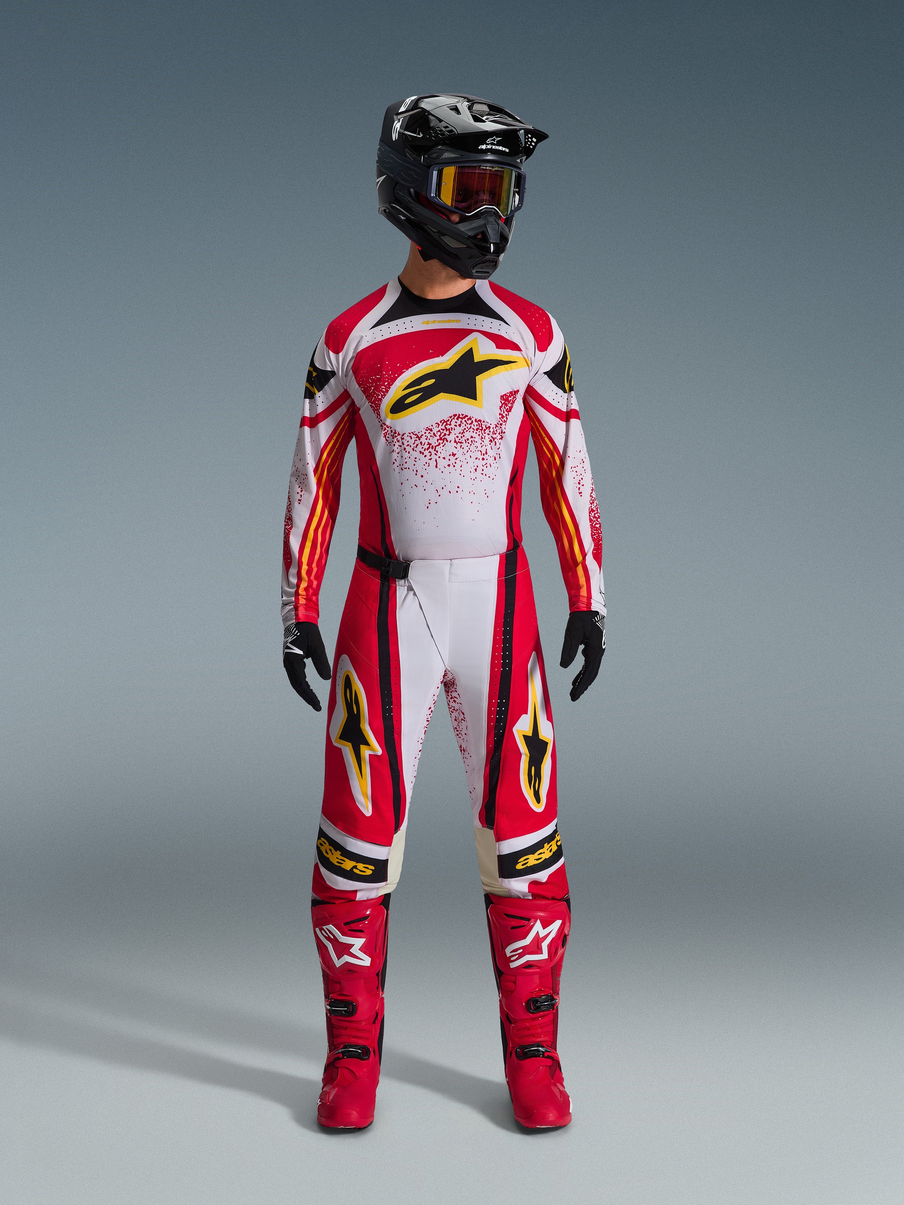 Alpinestars 2026 Techstar Nomur Gear Set, Motocross-Rennanzug, Rot, Weiß und Schwarz mit gelben Stern-Logos, komplette Fahrerausrüstung mit Helm, Brille, Handschuhen und Stiefeln, sportliches Renndesign für Offroad-Performance