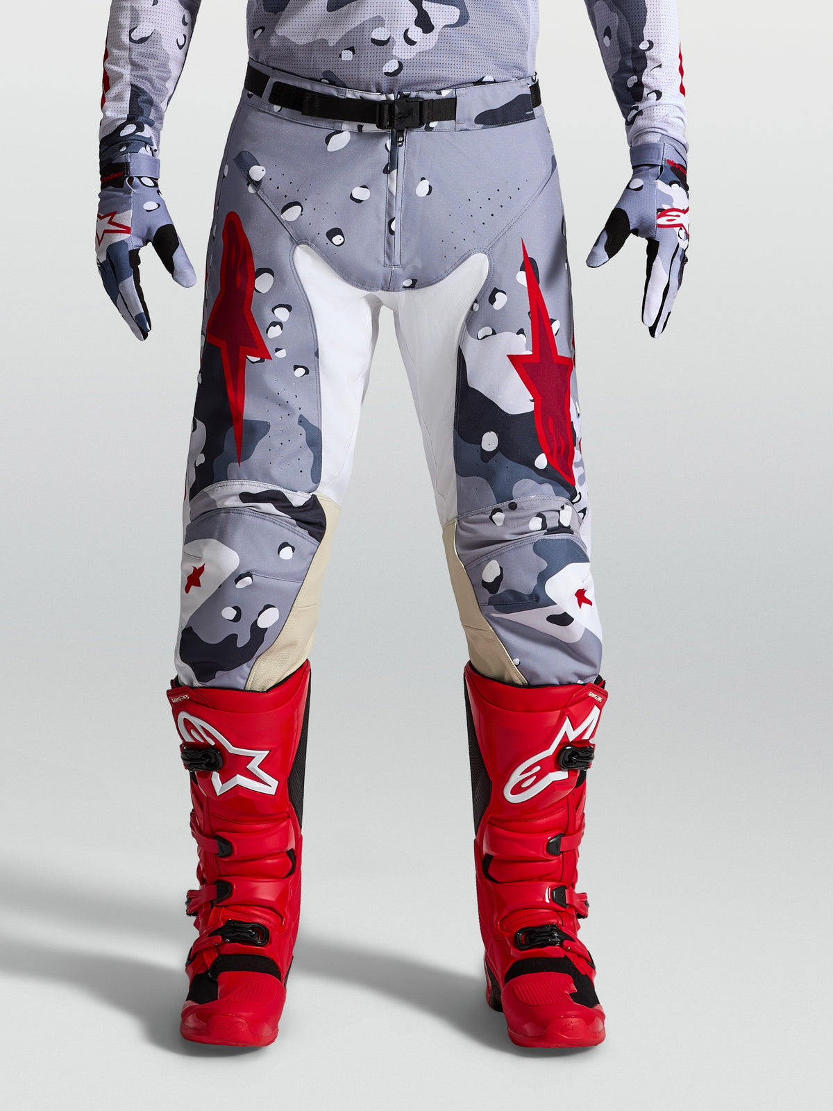 Alpinestars Racer Air Lone Hose, Motocross-Hose für Herren im grau-roten Camouflage-Design, mit perforiertem Funktionsgewebe für maximale Belüftung und verstärkten Leder-Innenknien für optimalen Halt.