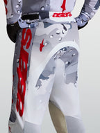 Alpinestars Racer Air Lone Hose, Motocross-Hose in Grau und Rot, Camo-Muster, perforiertes Gewebe, Rückansicht am Model.