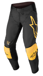 Alpinestars Techstar Quadro Hose, Motocross- und Offroad-Hose, Schwarz und Gelb mit Akzenten in Tangerine, großes gelbes Stern-Logo am linken Oberschenkel, verstärkte gelbe Kniepolster mit schwarzen Logos, Belüftungsöffnungen und ein sicherer Ratschenverschluss an der Taille für eine hochleistungsfähige Rennpassform