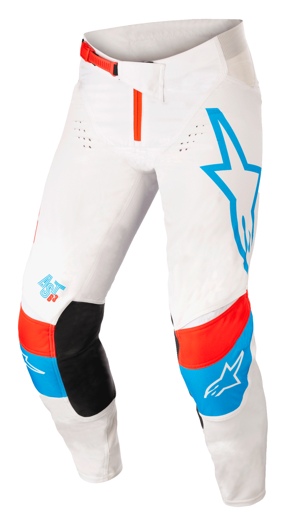 Alpinestars Techstar Quadro Hose, Motocross-Hose, Off-White mit blauen und neon-hellroten Akzenten, großes blaues Stern-Logo auf dem linken Bein, AST 63 Logo auf dem rechten Bein, schwarze Knie-Innenpatches, rote Taillenschnalle, perforierte Belüftungszonen für Offroad-Performance