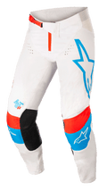 Alpinestars Techstar Quadro Hose, Motocross-Hose, Off-White mit blauen und neon-hellroten Akzenten, großes blaues Stern-Logo auf dem linken Bein, AST 63 Logo auf dem rechten Bein, schwarze Knie-Innenpatches, rote Taillenschnalle, perforierte Belüftungszonen für Offroad-Performance