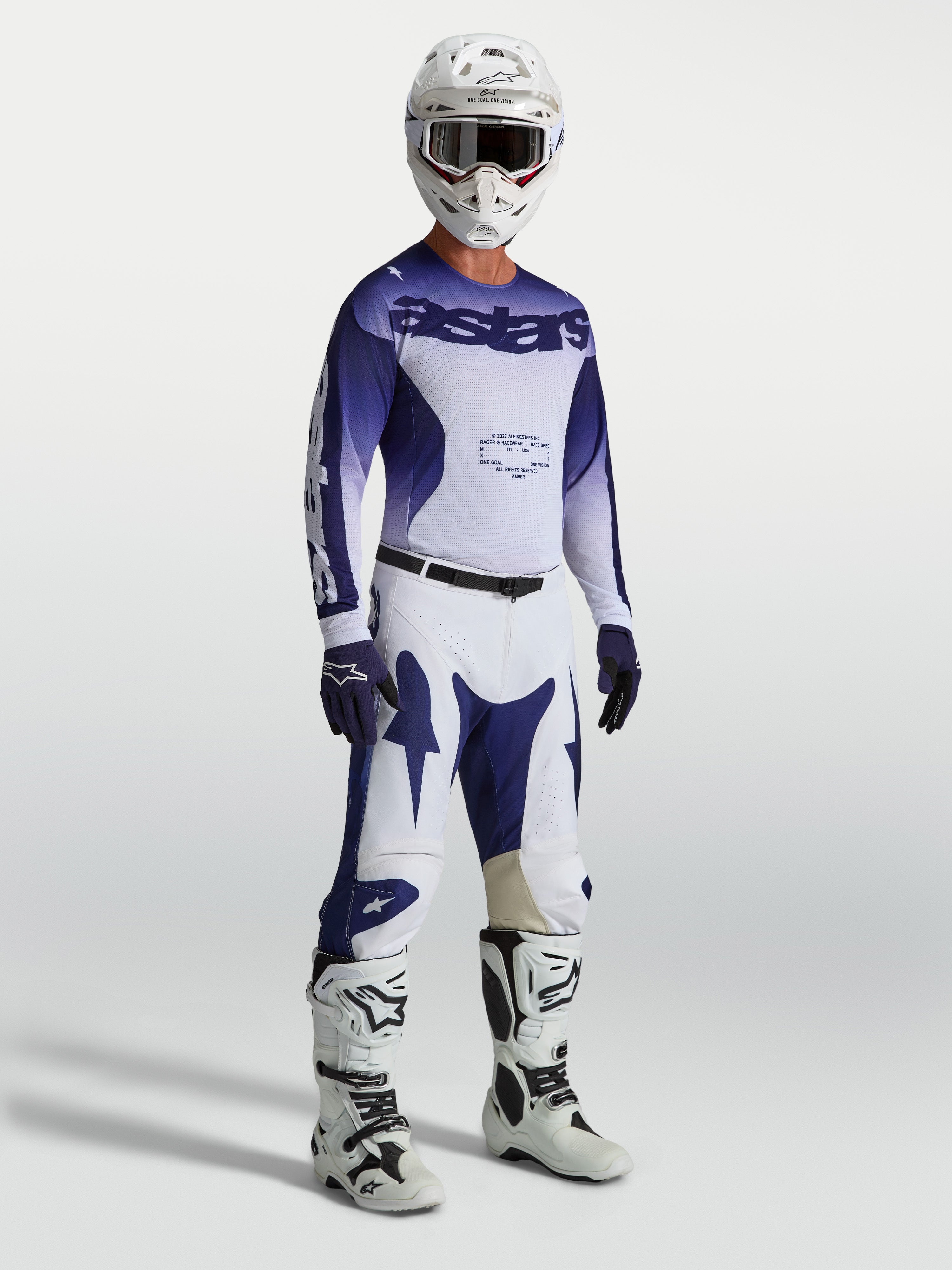 Alpinestars Racer Air Amber Hose, MX-Hose in Blau und Weiß, Motocross-Outfit am Model mit Helm, Trikot und Stiefeln.