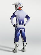 Alpinestars Racer Air Amber Hose, Herren-Motocross-Hose in Blau und Weiß, perforiert, Rückansicht am Fahrer mit Helm.