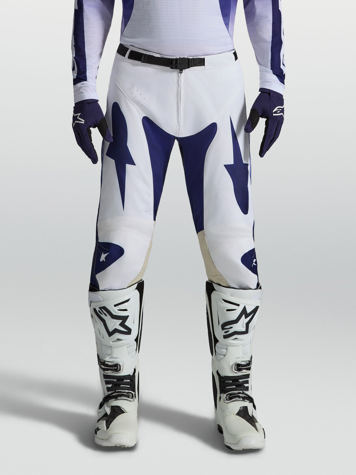 Alpinestars Racer Air Amber Hose, perforierte Motocrosshose in Blau und Weiß für High-Performance Offroad-Fahrten.